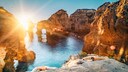 Portugal ist ein wunderschönes Reiseziel in Europa und seine Ponta Da Piedade (im Bild) in Lagos an Algarve ein ganz besonderes Highlight