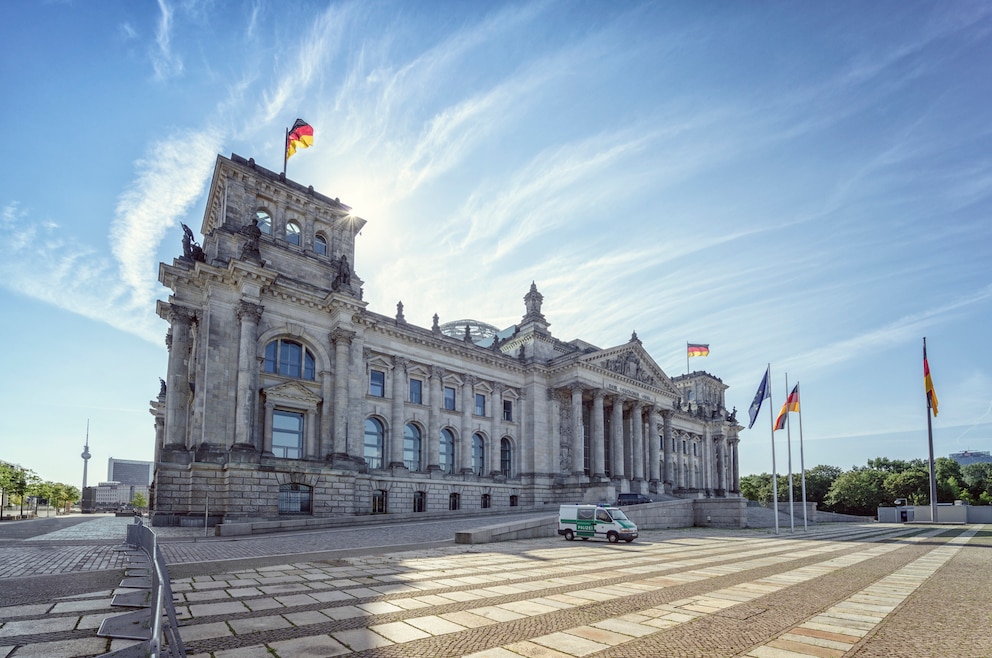 15. Reichstagsgebäude – das imposante Gebäude mit der Glaskuppel am Platz der Republik ist der Sitz des Deutschen Bundestages