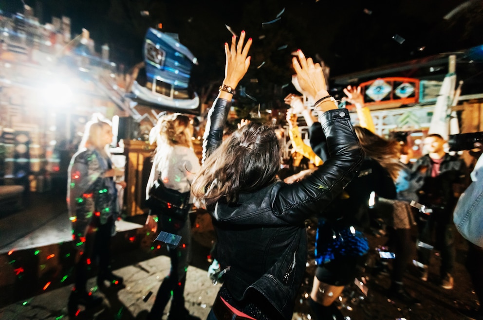 8. Bis in die späten Morgenstunden in legendären Berliner Clubs tanzen