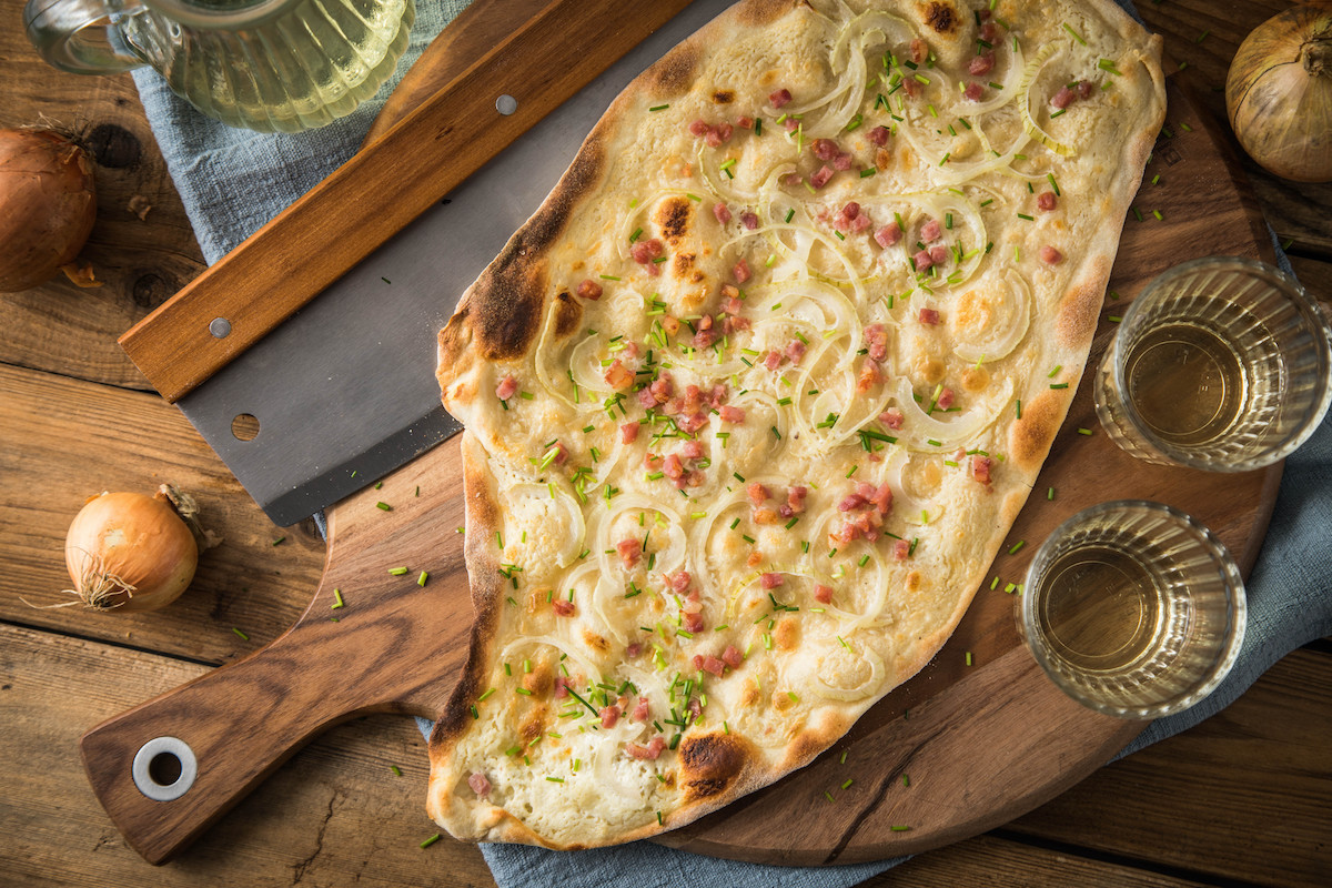 Rezept für einen perfekt knusprigen Elsässer Flammkuchen - TRAVELBOOK