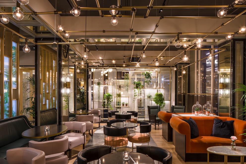 Die lässige Juliet Rose Bar im Hilton Munich City, in der beeindruckende Cocktails gemixt werden, lieben auch die Münchner 