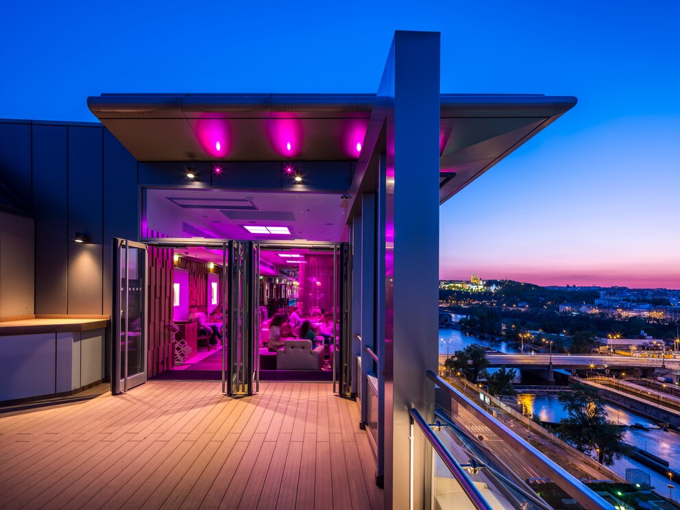 Der Ausblick auf Prag von der Cloud 9 Sky Bar &amp; Lounge aus ist atemberaubend