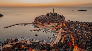 Wenn in Rovinj die untergehende Sonne den Horizont goldgelb färbt, kommt jeder ins Träumen