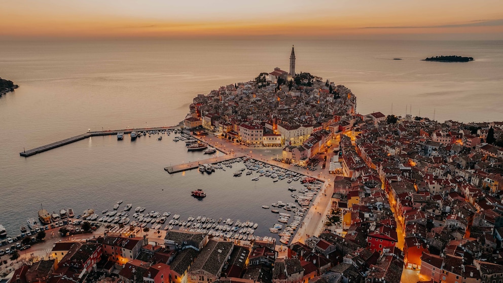 Wenn in Rovinj die untergehende Sonne den Horizont goldgelb färbt, kommt jeder ins Träumen
