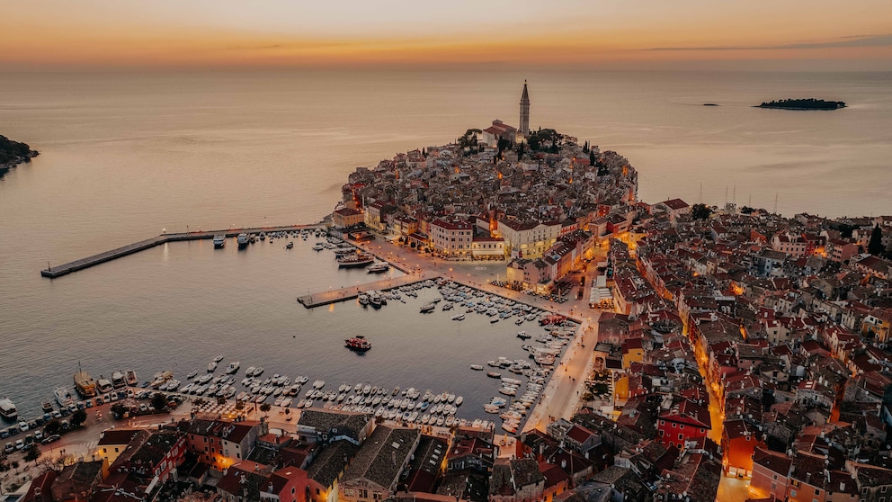 Wenn in Rovinj die untergehende Sonne den Horizont goldgelb färbt, kommt jeder ins Träumen