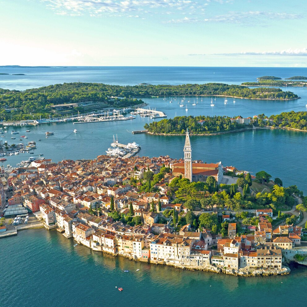 Alle Straßen der Altstadt führen zur Spitze des Hügels, zur Kirche der Heiligen Euphemia. Der Panoramablick vom Glockenturm über die vorgelagerten Inseln ist einmalig und man versteht, warum Rovinj für Millionen zum Sehnsuchtsort wurde 