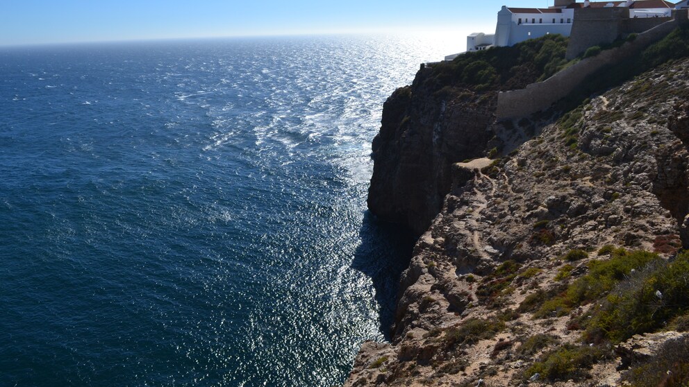 Das Cabo de São Vicente mit seinem rot-weißen Leuchtturm und seinen zerklüfteten Klippen (Bild) bei Sagres in Portugal ist der südwestlichste Punkt des europäischen Festlands