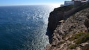 Das Cabo de São Vicente mit seinem rot-weißen Leuchtturm und seinen zerklüfteten Klippen (Bild) bei Sagres in Portugal ist der südwestlichste Punkt des europäischen Festlands