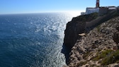 Das Cabo de São Vicente mit seinem rot-weißen Leuchtturm und seinen zerklüfteten Klippen (Bild) bei Sagres in Portugal ist der südwestlichste Punkt des europäischen Festlands