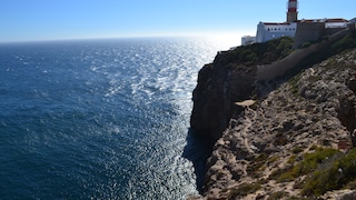 Das Cabo de São Vicente mit seinem rot-weißen Leuchtturm und seinen zerklüfteten Klippen (Bild) bei Sagres in Portugal ist der südwestlichste Punkt des europäischen Festlands