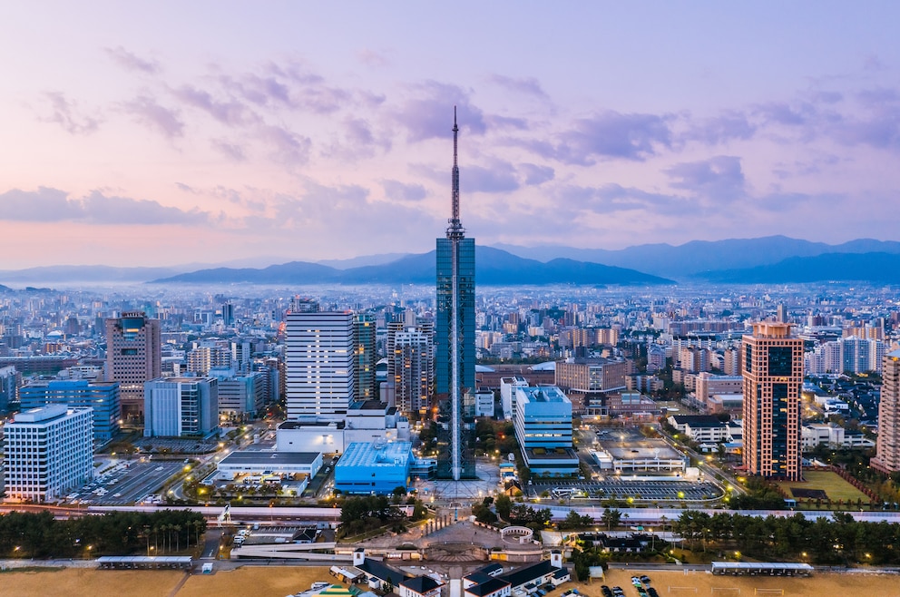 6. Fukuoka – die größte Stadt auf der japanischen Insel Kyūshū liegt an dessen Nordküste und ist unter anderem für ihre alten Tempel und ihre Strände bekannt