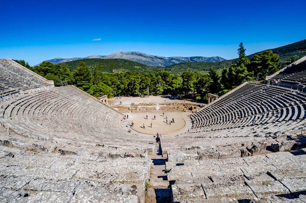 10. Theater von Epidauros – das um 330 bis 320 v. Chr. erbaute Theater befindet sich in der archäologischen Stätte Epidauros im Süden Griechenlands