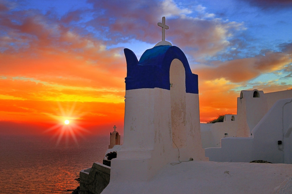 6. Einen traumhaften Sonnenuntergang auf der Insel Santorin genießen
