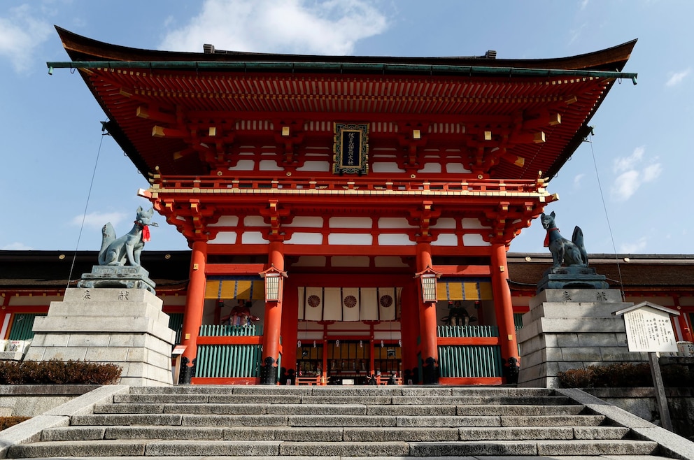 2. Fushimi Inari-Taisha – der Shintō-Schrein in Kyōto gehört zu den ältesten und bekanntesten der Stadt und er ist der Hauptschrein von ungefähr einem Drittels der Inari-Schreine Japans