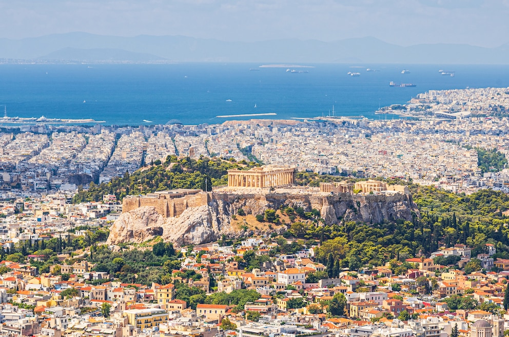 1. Athen – die griechische Hauptstadt war einst das Zentrum des antiken Griechenlands und ist noch heute Heimat zahlreicher Stätten der Antike, wie etwa der Akropolis, dem Parthenon oder dem Olympieion