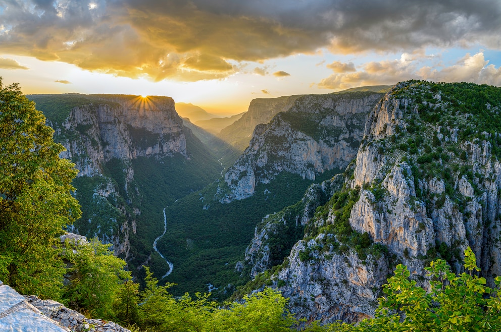 7. Vikos-Schlucht – die Schlucht im Pindos-Gebirge in Epirus im griechischen Nordwesten ist knapp zehn Kilometer lang