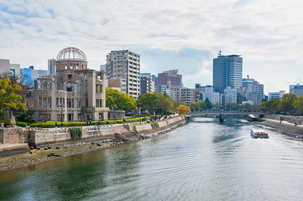 4. Hiroshima – die Stadt auf der Insel Honshū ist besonders wegen ihrer Zerstörung durch eine Atombombe im Zweiten Weltkrieg bekannt