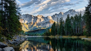 In den Ferien 2024 gibt es in Bayern viel zu erkunden, wie auch den Eibsee