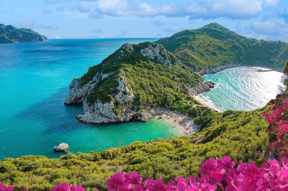 2. Korfu – die beliebte Urlaubsinsel liegt vor der Nordwestküste Griechenlands und ist unter anderem für ihre zerklüfteten Berge, venezianischen Festungen und verwinkelten Gassen bekannt