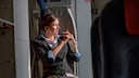 Flugbegleiterin schnallt sich auf dem Jumpseat an