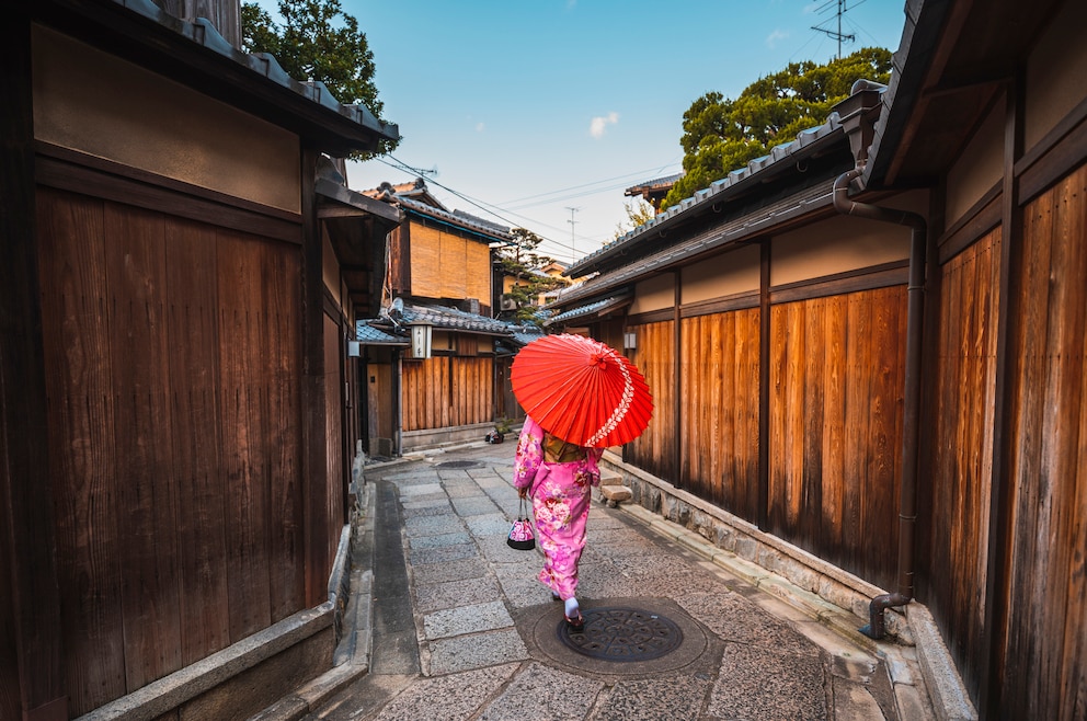 2. Kyōto – die ehemalige Hauptstadt befindet sich auf Honshū und ist für ihre Tempel, Gärten, Paläste, Shintō-Schreine und traditionellen Häuser bekannt