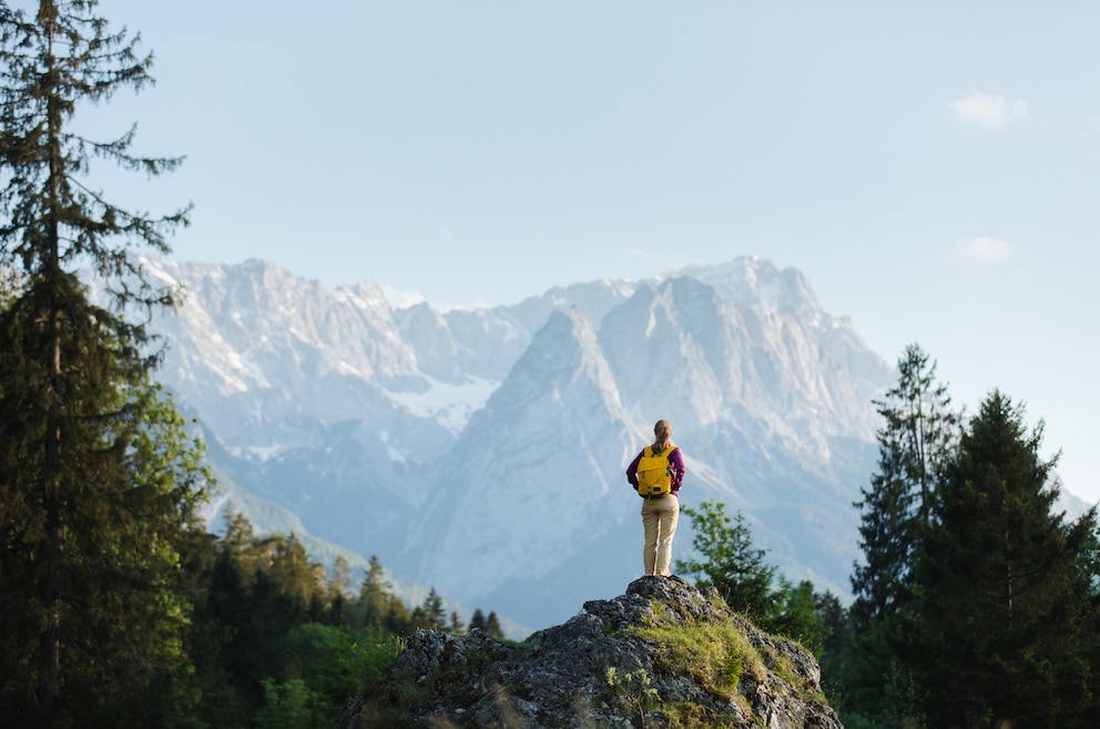 2. In den Bayerischen Alpen klettern, wandern oder mit der Seilbahn hinauffahren – beispielsweise auf Deutschlands höchsten Berg, die 2.962 Meter hohe Zugspitze