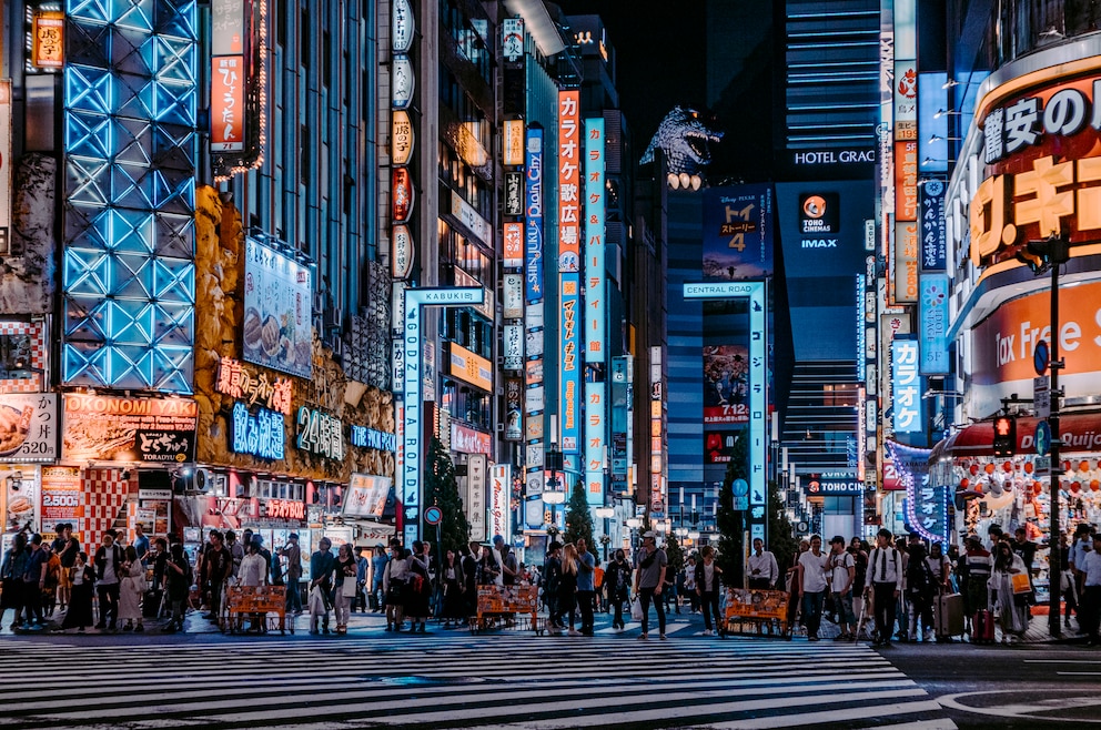 1. Tokio – die Hauptstadt Japans befindet sich an der zentralen Südostküste der Hauptinsel Honshū und ist besonders für ihr Zusammenspiel aus schillernder Hektik und altjapanischer Kultur bekannt. Nach einer UN-Erhebung von 2018 ist sie mit 37,2 Millionen Einwohnern die größte Stadt der Welt