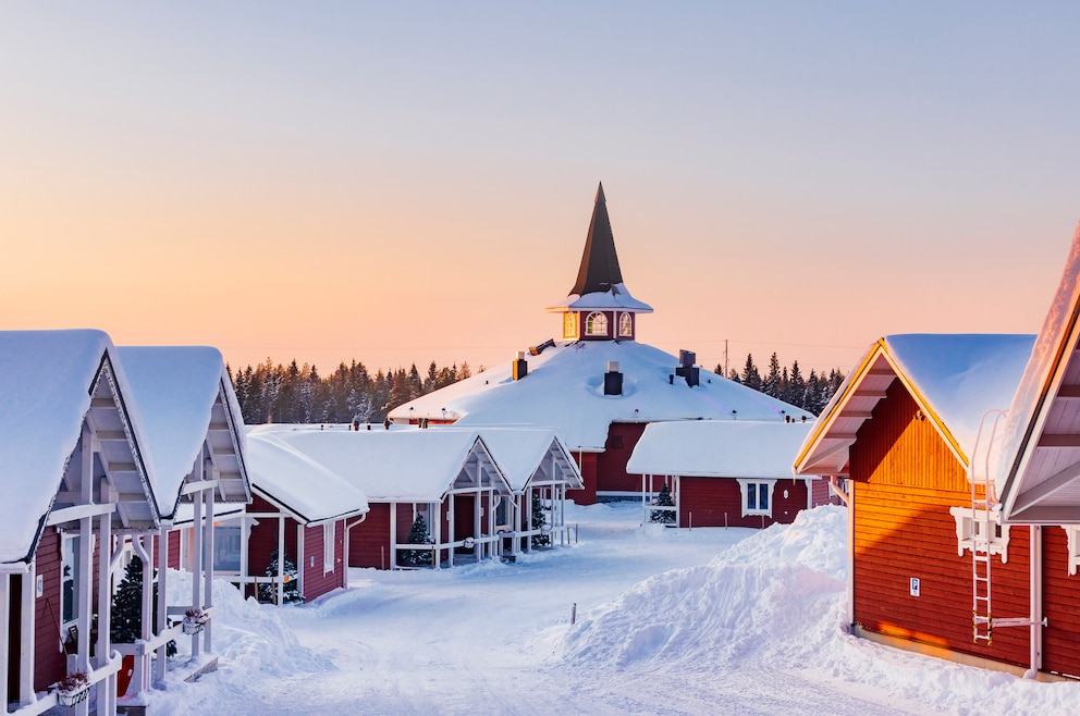 2. Rovaniemi – die Hauptstadt von Lappland ist die „offizielle“ Heimat des Weihnachtsmannes. Außerdem ist sie als guter Ausgangspunkt für Beobachtungen der Nordlichter beliebt.