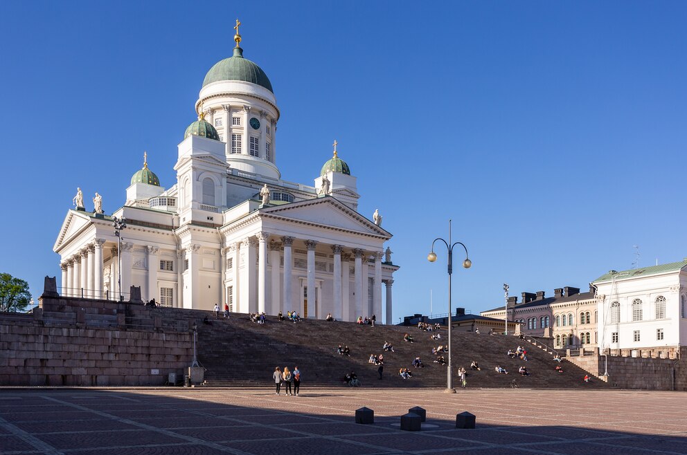 3. Dom zu Helsinki – die evangelische Kirche und Kathedrale des lutherischen Bistums Helsinki liegt am Senatsplatz im Zentrum Helsinkis. Sie ist das bekannteste Wahrzeichen der finnischen Hauptstadt.