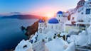 Griechenland ist ein beliebtes Reiseziel mit Traumaussichten – so wie hier auf der Urlaubsinsel Santorin