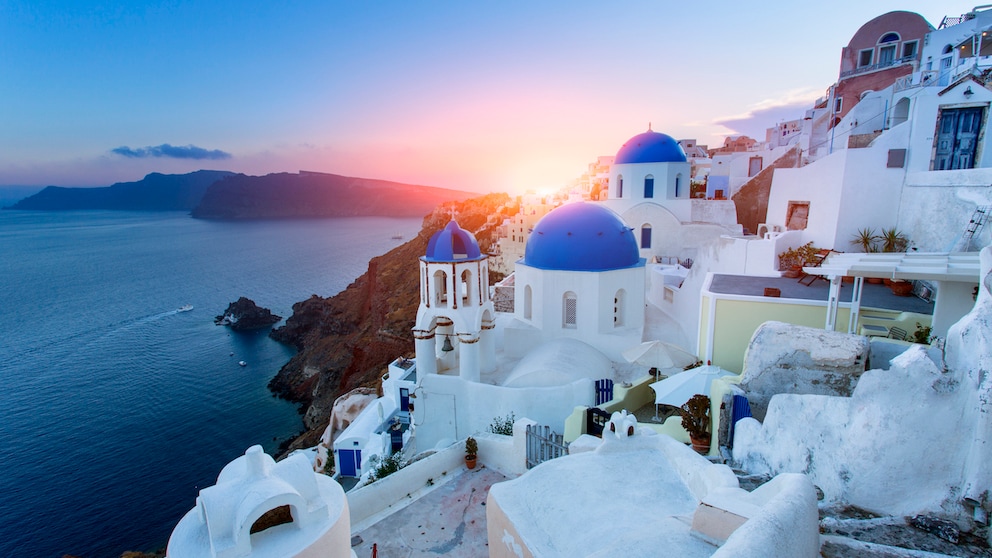 Griechenland ist ein beliebtes Reiseziel mit Traumaussichten – so wie hier auf der Urlaubsinsel Santorin