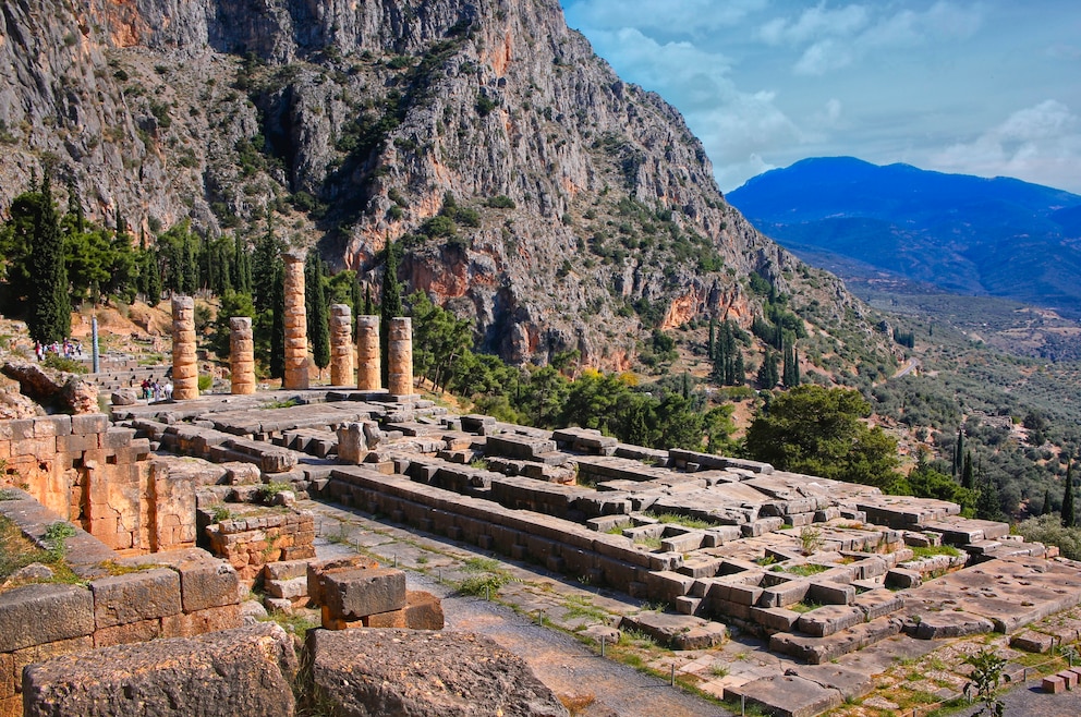 8. Nach Delphi reisen und das Apollon-Heiligtum mit Apollonion-Tempel (im Bild) besuchen