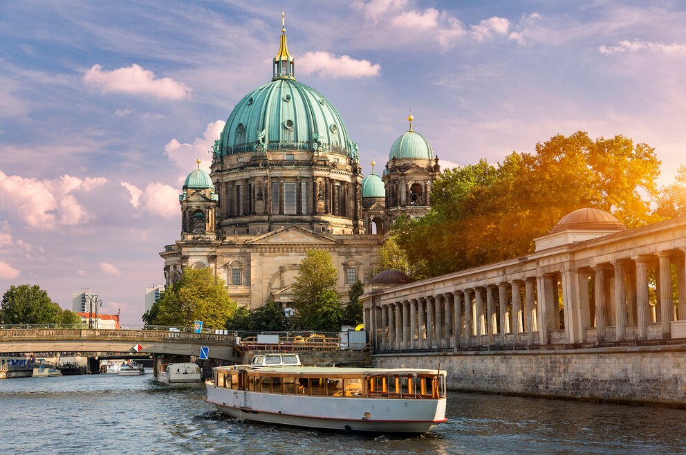 9. Berliner Dom – die größte evangelische Kirche Deutschlands steht in Berlin-Mitte am Lustgarten auf der Museumsinsel