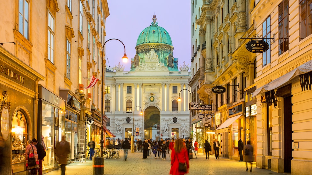 Die österreichische Hauptstadt Wien beeindruckt ihre Besucher mit zahlreichen fantastischen und prachtvollen Bauwerken (im Bild: der Kohlmarkt und die Hofburg)