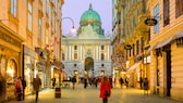 Die österreichische Hauptstadt Wien beeindruckt ihre Besucher mit zahlreichen fantastischen und prachtvollen Bauwerken (im Bild: der Kohlmarkt und die Hofburg)