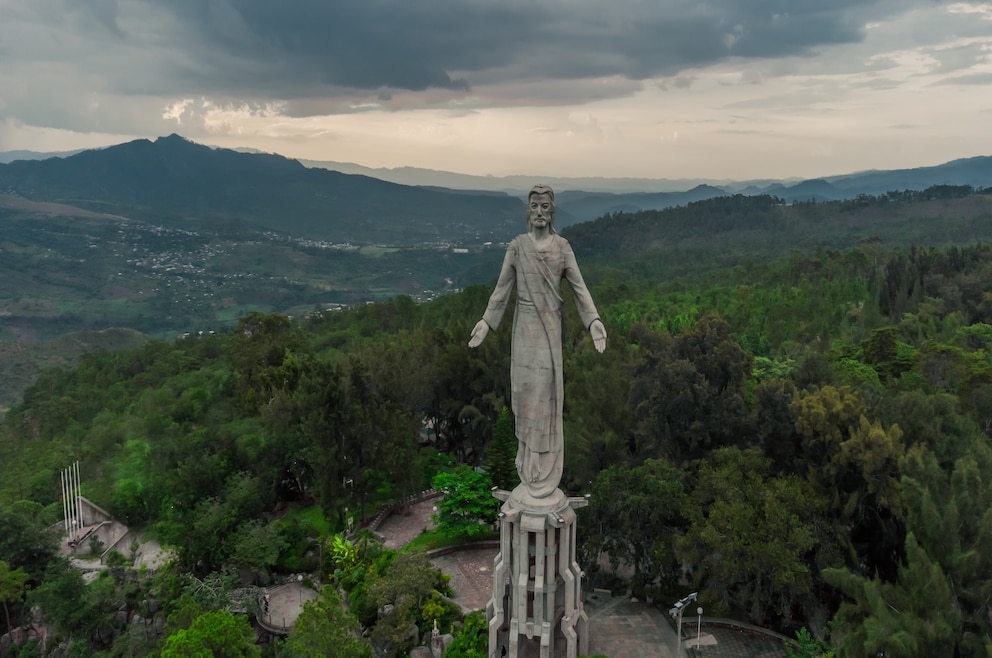 5. Parque El Picacho – der beliebte Nationalpark bei der Hauptstadt Tegucigalpa besitzt unter anderem eine riesige Christusstatue, den 20 Meter hoch aufragenden Cristo del Picacho