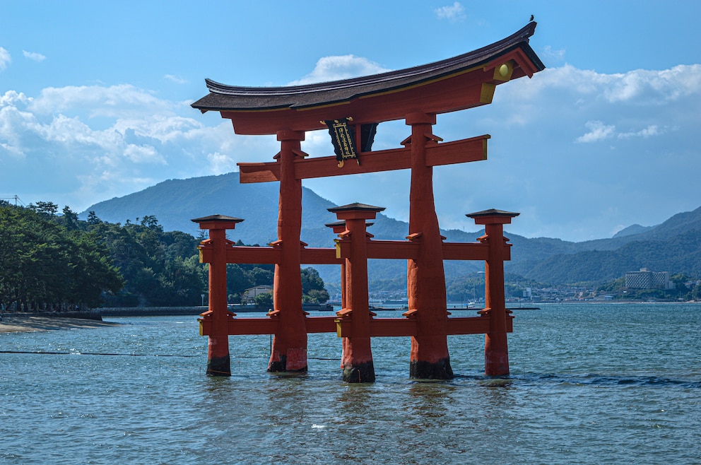 10. Itsukushima-Schrein – der Shintō-Schrein in Hatsukaichi auf der Insel Miyajima ist Teil des UNESCO-Weltkulturerbes