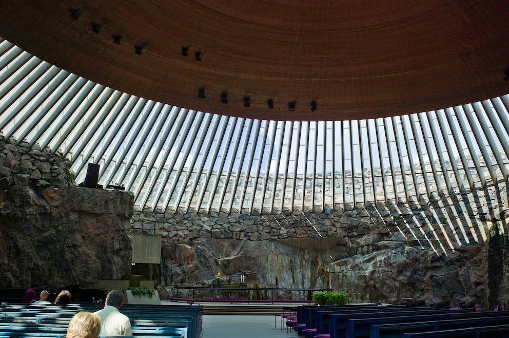 4. Temppeliaukion Kirkko – die Temppeliaukio-Kirche ist eine moderne Felsenkirche, die in Helsinkis Stadtteil Etu-Töölö steht