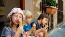 Sonne, Eis und Meer – für Eltern und Kinder ist der Urlaub oft das Highlight des Jahres