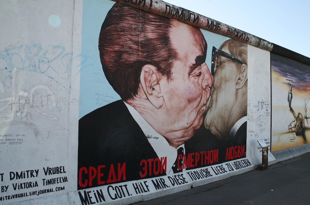 6. East Side Gallery – das Denkmal an der Spree in Berlin-Friedrichshain ist eine dauerhafte Open-Air-Galerie und das längste erhaltene Teilstück der Berliner Mauer
