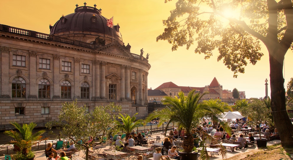 Berlin bietet viele Strandbars an der Spree