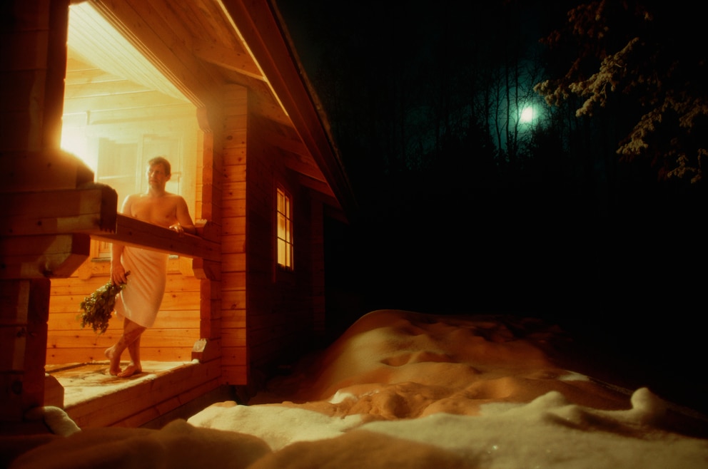 2. In die Sauna gehen, am besten mit wunderschönen Aussichten auf Schnee und Seen