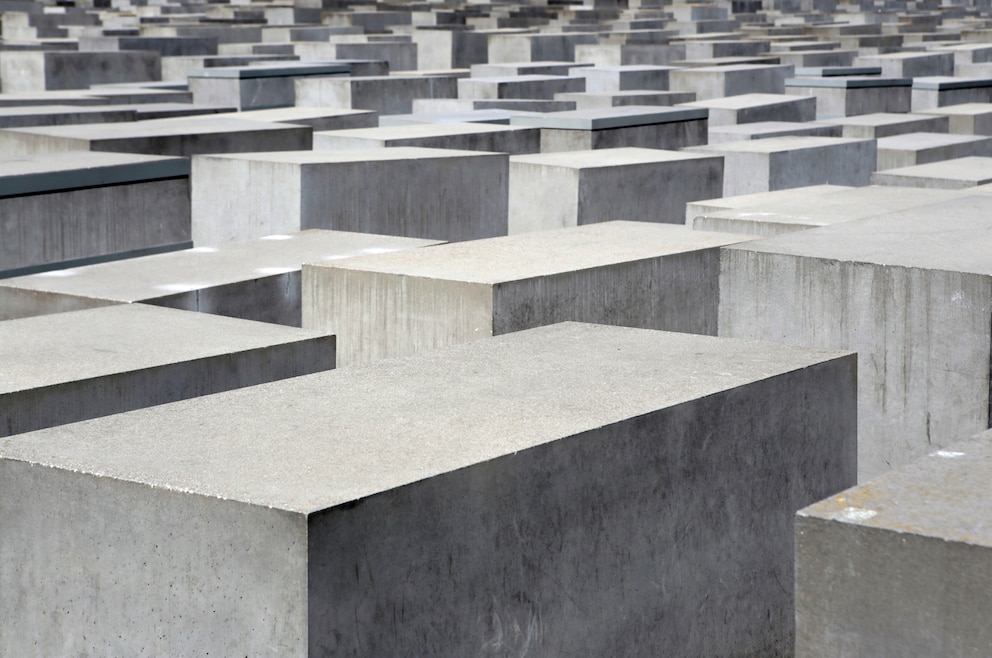 7. Denkmal für die ermordeten Juden Europas – das Mahnmal steht in Berlin-Mitte und erinnert an die rund sechs Millionen Juden, die in der Zeit des Nationalsozialismus ermordet wurden