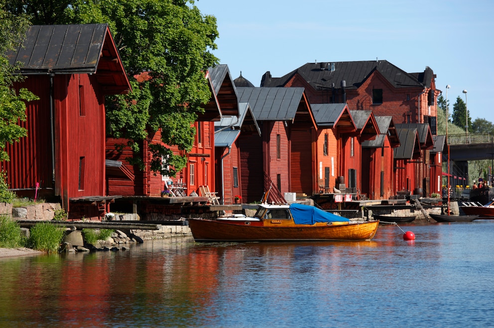 6. Porvoo – die zweitälteste Stadt des Landes gilt als besonders charmant und ist vor allem für ihre alte Holzstadt, ebenso wie für ihre bezaubernden Cafés und Boutiquen bekannt