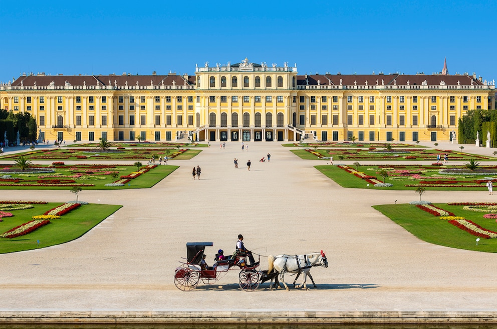 1. Schloss Schönbrunn – das imposante Wiener Schloss befindet sich im 13. Gemeindebezirk. Es ist das größte Schloss Österreichs und Teil des UNESCO-Weltkulturerbes