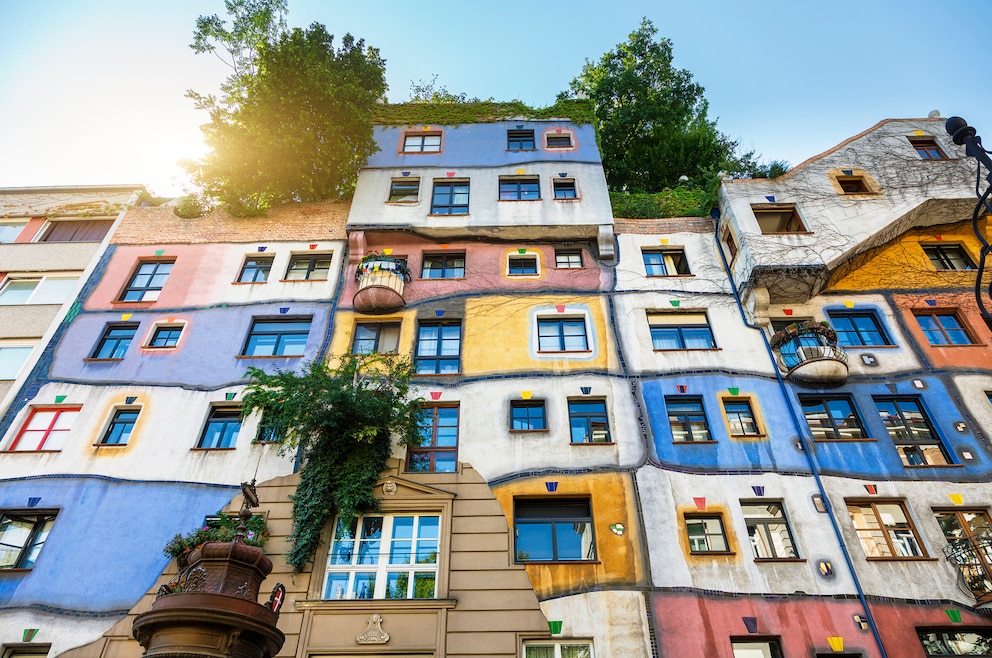 12. Hundertwasserhaus – die zwischen 1983 und 1985 erbaute Wohnanlage wurde von dem Künstler  Friedensreich Hundertwasser gestaltet