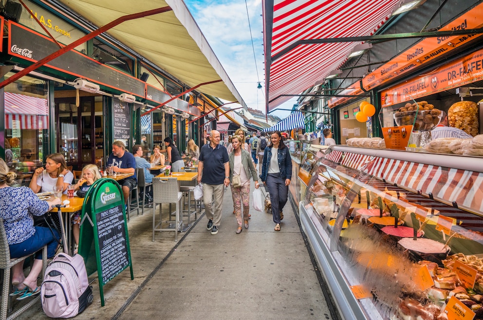 14. Naschmarkt – der beliebte und bekannteste Markt der österreichischen Hauptstadt umfasst rund 120 Marktstände und Lokale