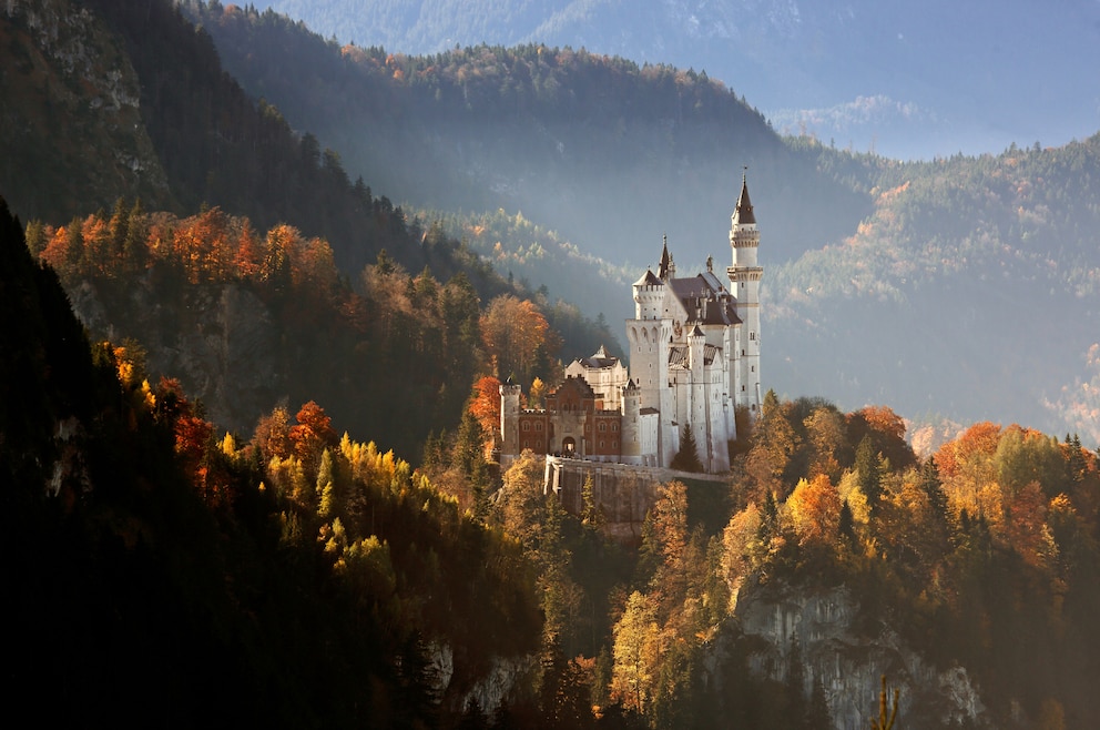 2. Schloss Neuschwanstein – das imposante Schloss steht oberhalb von Hohenschwangau im bayerischen Allgäu und wurde einst für den bayerischen König Ludwig II. erbaut