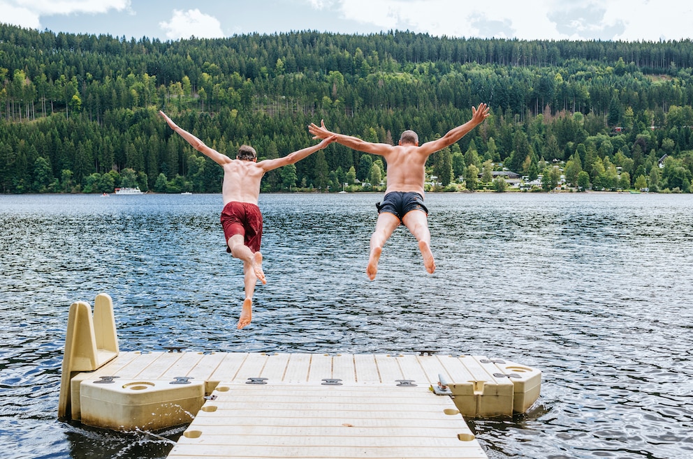 8. Auf Wellnessreise in den Schwarzwald fahren und in Thermalquellen und Seen baden