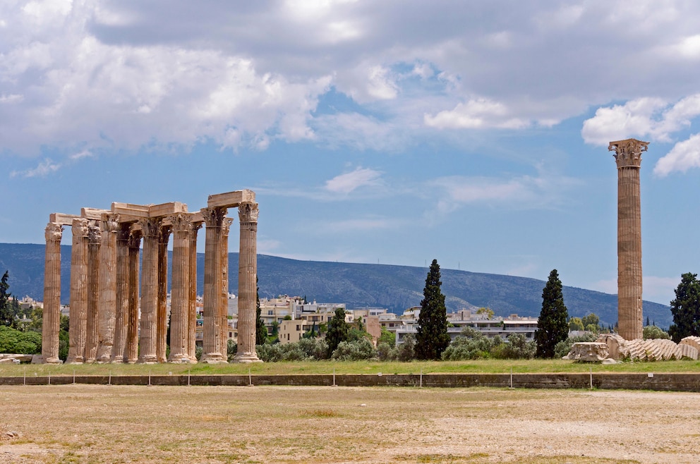 3. Olympieion – der zwischen dem 6. Jahrhundert v. Chr. und 2. Jahrhundert n. Chr. erbaute Tempel des Olympischen Zeus war einer der größten des antiken Griechenlands und steht in Athen